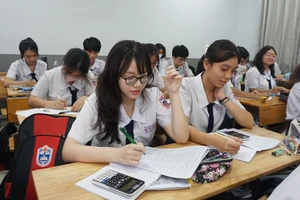 Dùng tàu cao tốc, phà vận chuyển đề thi tốt nghiệp THPT 2023