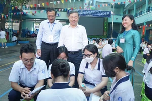 Phó Chủ tịch UBND TP.HCM chúc các sĩ tử thi thật tốt