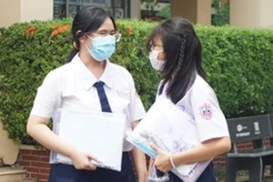 Thí sinh thức trắng đêm chờ điểm thi tốt nghiệp THPT