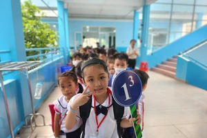 Trường học không tổ chức các trò chơi phản cảm trong lễ khai giảng