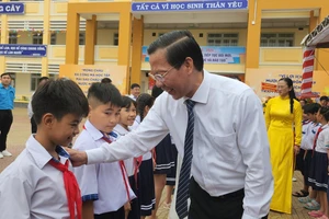 Chủ tịch Phan Văn Mãi dự khai giảng ở ngôi trường mới