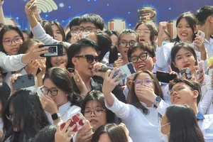 Robot, rapper khuấy động lễ khai giảng năm học mới