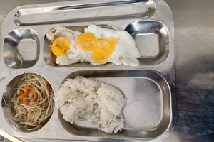 Thực hư bữa ăn bán trú lèo tèo bị phụ huynh tố trên mạng xã hội