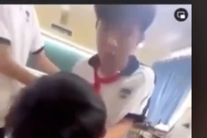 Nam sinh đánh bạn tới tấp: Phòng GD&ĐT chỉ đạo xử lý nghiêm