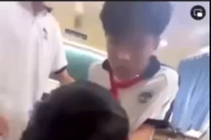 Nam sinh bóp cổ, đánh bạn tới tấp trong lớp học ở TP.HCM