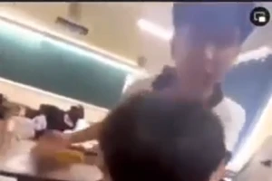 Nam sinh đánh bạn tới tấp: Chiều nay, trường họp hội đồng kỷ luật