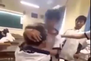 Tạm dừng học 2 tuần đối với nam sinh đánh bạn tới tấp