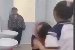 Kỷ luật nhóm nữ sinh đánh bạn trong nhà vệ sinh