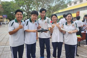 Ấn tượng: Học sinh thiết kế mô hình tàu ngầm từ chai tương ớt