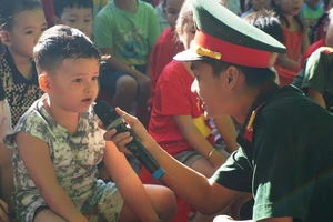 Trẻ mầm non thích thú khi được giao lưu với chú bộ đội