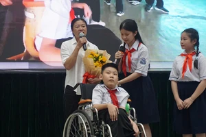 Mẹ bật khóc tại hội thi ‘Nét đẹp trường em’