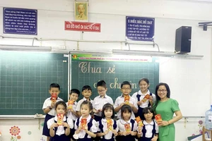 Học sinh 'vui hết sảy' trong ngày học đầu tiên sau kỳ nghỉ Tết Nguyên đán