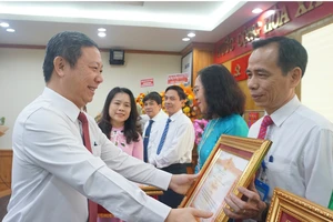 Trao Huân chương lao động hạng nhì cho Văn phòng Sở GD&ĐT TP.HCM