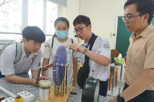 ‘Tuyển bổ sung vào lớp 10 không có nghĩa là hạ điểm chuẩn’