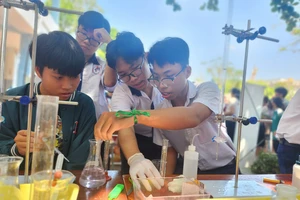 Gần 1000 học sinh lớp 9 trải nghiệm "Một ngày làm học sinh Võ Trường Toản"