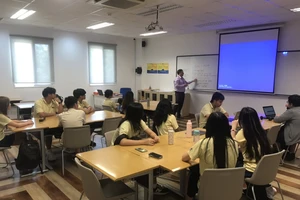 Học sinh Trường Quốc tế Mỹ Việt Nam vui mừng khi đi học trở lại