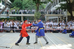 Ấn tượng học sinh thi đấu cờ người nhân dịp Giỗ Tổ Hùng Vương