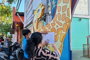 Mẹ bé trai bị chủ lớp mẫu giáo ngồi lên người: ‘Tôi giận run người!’