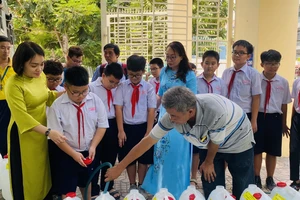 Học sinh, giáo viên TP.HCM mang nước sạch về miền Tây khô hạn