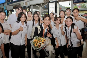 Học sinh đạt giải nhì khoa học kỹ thuật hạnh phúc trong vòng tay bạn bè