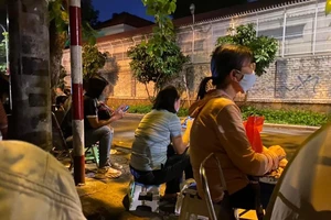 Phụ huynh TP.HCM xếp hàng xuyên đêm chờ mua hồ sơ vào lớp 1