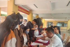 Phụ huynh TP.HCM xếp hàng chờ đợi nộp hồ sơ lớp 10 