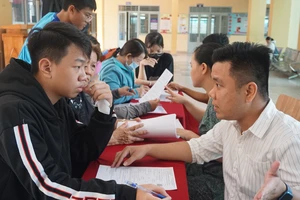 Rớt lớp 10 công lập, phụ huynh TP.HCM vất vả tìm trường cho con