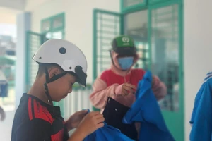 Nghiêm cấm trường học ép buộc học sinh mua đồng phục