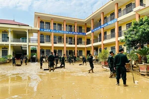 Nhiều địa phương cho học sinh đi học trở lại sau mưa lũ