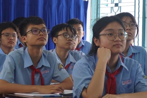 Bốc thăm môn thứ 3 thi lớp 10: Gây áp lực, bị động cho học sinh