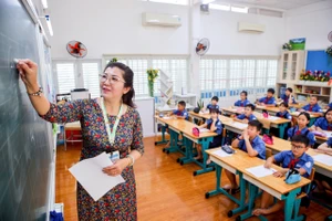 TP.HCM: Giáo viên nhận quà Tết Nguyên đán trị giá 1,8 triệu đồng/người