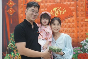 Các em nhỏ học gói bánh chưng đón Tết Nguyên đán 2025