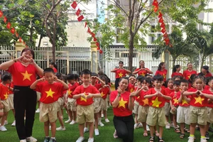 Sân trường rực sắc cờ đỏ sao vàng mừng đại lễ 30-4