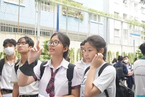 Thí sinh từ Đà Nẵng vào TP.HCM dự thi lớp 10 Trường Phổ thông Năng khiếu