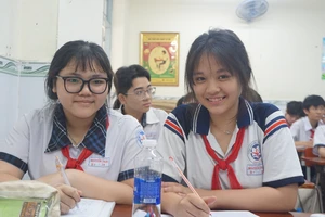 Sáng nay 5-6, hơn 76.000 thí sinh TP.HCM làm thủ tục dự thi vào lớp 10