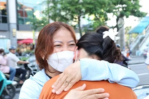 Thi vào lớp 10 tại TP.HCM: Con thi, cha mẹ ngóng trông