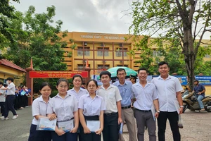 Thi tốt nghiệp THPT ở tuổi 40: 'Tôi muốn con mình nhìn vào để nỗ lực học tập'