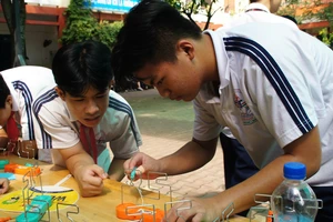 Dạy học 2 buổi/ngày: Trường 'bí' vì không thu phí, giới hạn số tiết