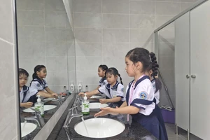 Nhà vệ sinh trường học bẩn, hiệu trưởng cần xem lại năng lực