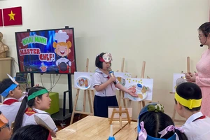 Nhiều trường không nhận hoa tại lễ khai giảng, mong đổi sang học bổng