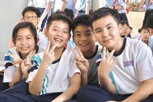 Cấm điện thoại, nhiều trường ở TP.HCM mở 'rạp chiếu phim' giờ ra chơi 