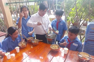 Hiệu trưởng công khai số điện thoại, email để phụ huynh tiện phản ánh