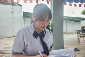 Nữ sinh lớp 6 ở tuổi 22: 'Em vui lắm vì được đi học'