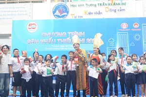 Học sinh tiểu học ở TP.HCM thích thú học hát cải lương cùng nghệ sĩ