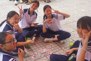 Quà 20-11: Khi hoa được thay bằng học bổng, dụng cụ học tập