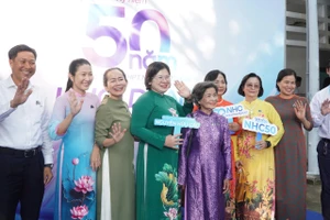  Xúc động lễ kỷ niệm 50 năm Trường THPT Nguyễn Hữu Cầu