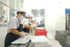 Phụ huynh Trường THPT Trưng Vương kiểm tra suất ăn bán trú sau phản ánh