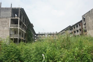 Trường xây nửa chừng rồi để đó, học sinh thiếu chỗ phải học 3 ca