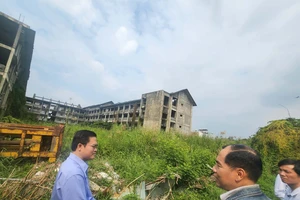 Trường xây nửa chừng rồi để đó, học sinh thiếu chỗ phải học 3 ca