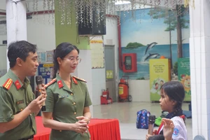 Công an TP.HCM cảnh báo học sinh về ma túy ngụy trang và 'cái bẫy người lạ'